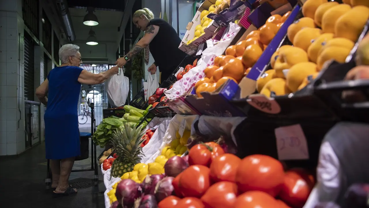 Un puesto de frutas y verduras de un mercado de abastos. E.P. / Mar&iacute;a Jos&eacute; L&oacute;pez