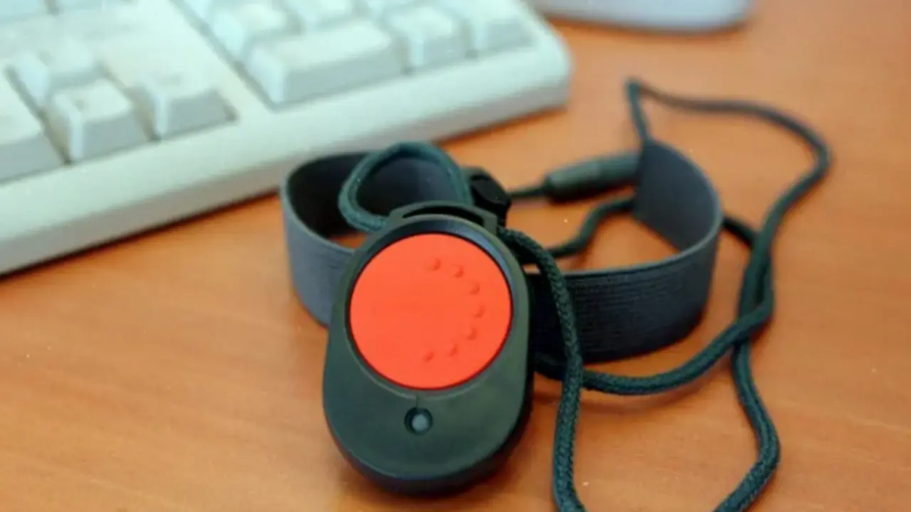 Un tipo de pulsera telem&aacute;tica contra el maltrato. EFE / Raquel Manzanares