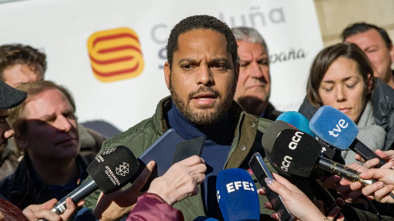 El portavoz de Vox en el Parlament, Joan Garriga, en declaraciones a los periodistas antes de la concentraci&oacute;n convocada por Catalu&ntilde;a Suma"contra las &uacute;ltimas medidas de Pedro S&aacute;nchez". E.P. / Lorena Sopena