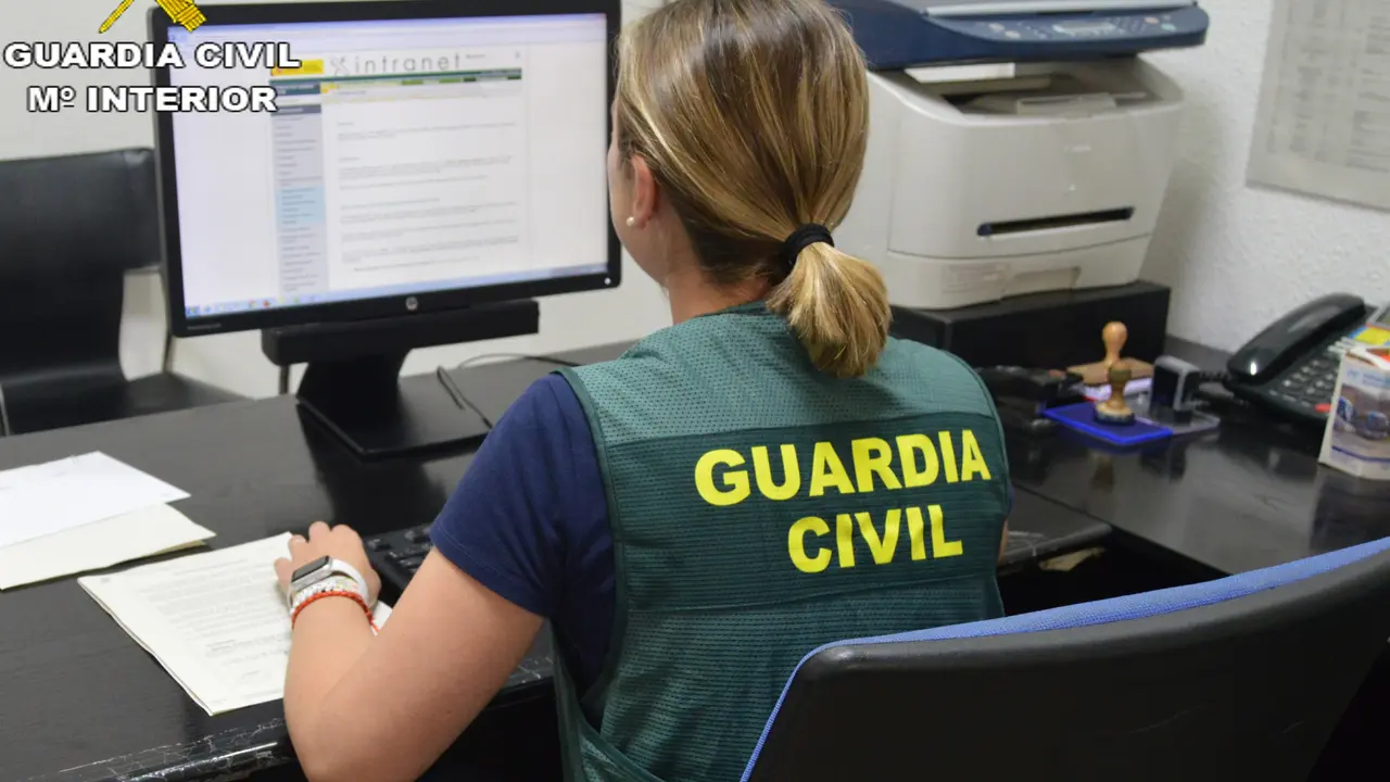 Una agente de la Guardia Civil con un ordenador