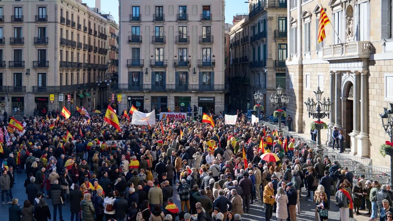 Unas 500 personas protestan en Barcelona contra la "deriva" del Gobierno, seg&uacute;n el Ayuntamiento. E.P. / Lorena Sopena