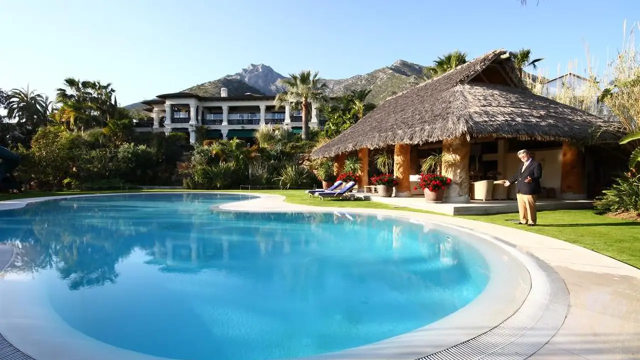 Vista exterior de una vivienda de lujo en una urbanizaci&oacute;n de Marbella (M&aacute;laga). EFE / ALF