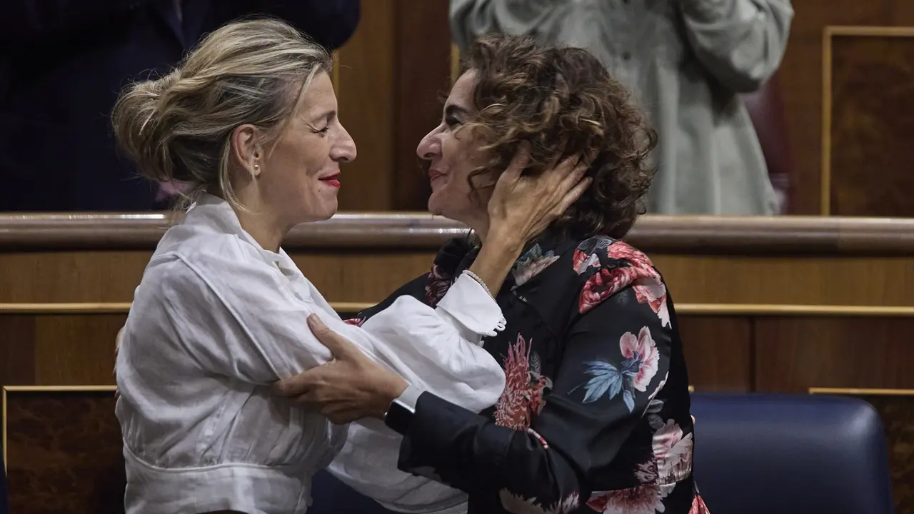 La vicepresidenta segunda y ministra de Trabajo y Econom&iacute;a Social, Yolanda D&iacute;az (i) y la ministra de Hacienda, Mar&iacute;a Jes&uacute;s Montero (d), se saludan en el Congreso de los Diputados. E.P. / Jes&uacute;s Hell&iacute;n