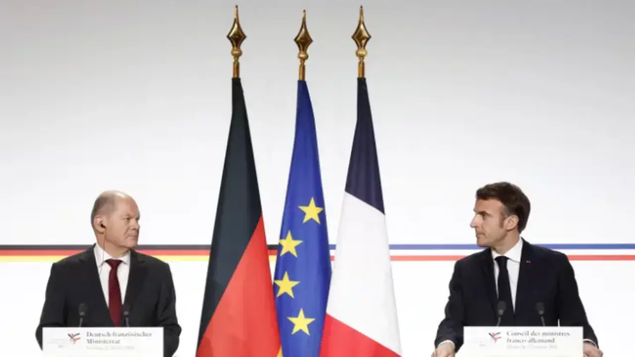 El presidente franc&eacute;s, Emmanuel Macron (R), y el canciller alem&aacute;n, Olaf Scholz, en conferencia de prensa. EFE / BENOIT TESSIER