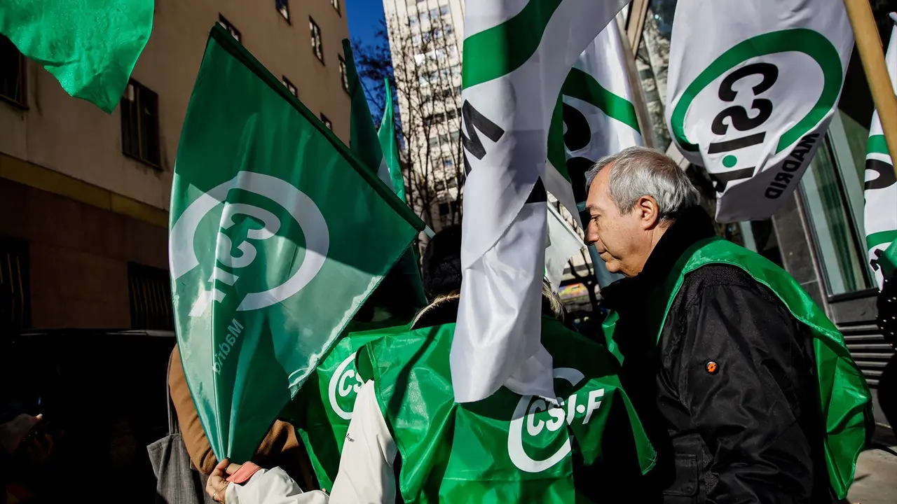 Varias personas participan con banderas durante una concentraci&oacute;n de los sindicatos de la Inspecci&oacute;n de Trabajo y Seguridad Social en Madrid. E.P. / Carlos Luj&aacute;n