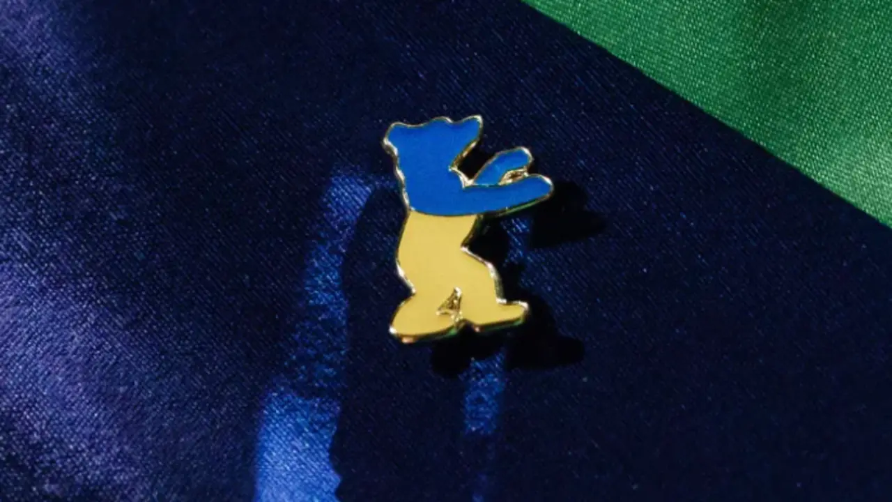 El pin de la Berlinale de este a&ntilde;o con los colores nacionales de Ucrania. EFE/EPA/Clemens Bilan