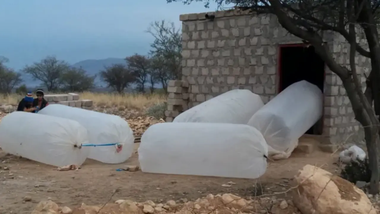 Vecinos llenan bolsas de pl&aacute;stico con gas natural para cocinar en casa, en el distrito de Karak, en la provincia de Khyber Pakhtunkhwa. EFE / Basit Gilani