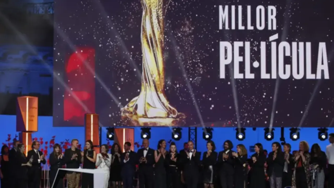 El equipo de "Alcarr&aacute;s" recibe el premio a la Mejor Pel&iacute;cula, durante la gala de la XV edici&oacute;n de los Premios Gaud&iacute; de la Academia del Cine Catal&aacute;n celebrada este domingo en la Sala Oval del MNAC, en Barcelona. EFE/Marta P&eacute;rez