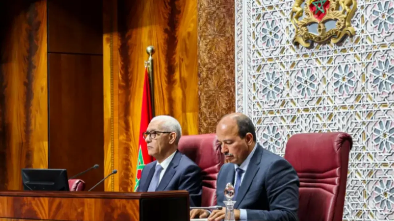 El presidente de la C&aacute;mara de Representantes (c&aacute;mara baja), Rachid Talbi Alami (i) y el presidente de la C&aacute;mara de Consejeros (c&aacute;mara alta), Naam Miyara (d). EFE/ Mohamed Siali