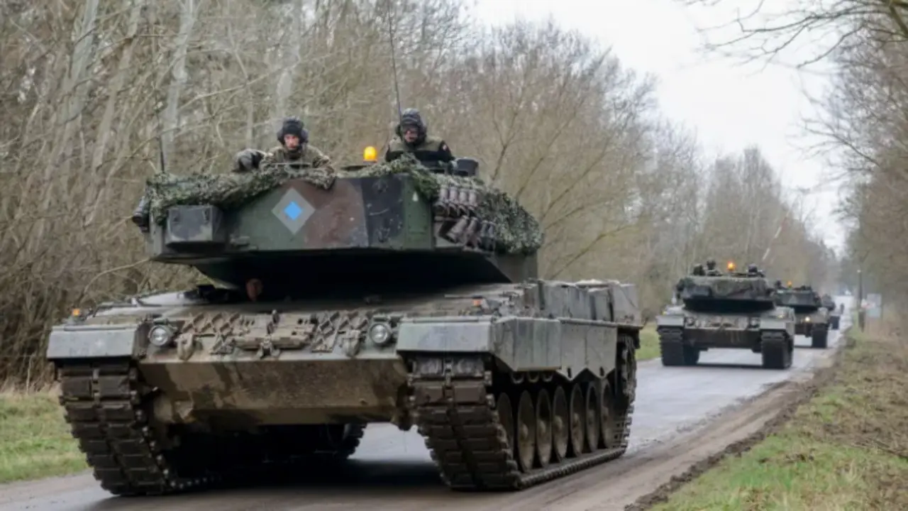 Imagen de archivo de soldados polacos en tanques 'Leopard 2' de fabricaci&oacute;n alemana en un campo de entrenamiento en Biedrusko, Polonia. EFE /Jakub Kaczmarczyk