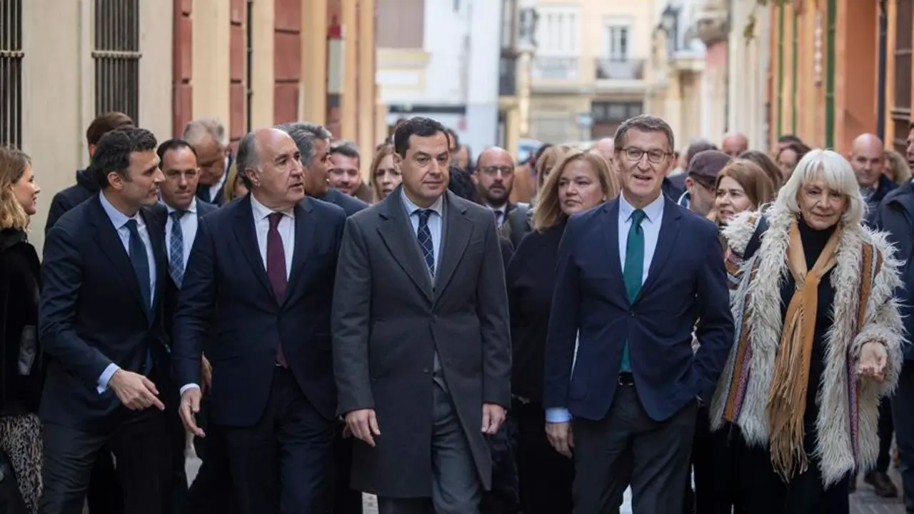 El presidente del Partido Popular, Alberto N&uacute;&ntilde;ez Feij&oacute;o (2d), junto a otros miembros del PP. EFE / Rom&aacute;n R&iacute;os