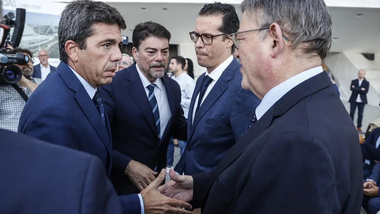 El 'president' de la Generalitat, Ximo Puig (1d), saluda al presidente de la Diputaci&oacute;n de Alicante, Carlos Maz&oacute;n (1i), en la cumbre municipal &lsquo;Alianza Valenciana contra la Inflaci&oacute;n&rsquo;, en una foto de archivo. E.P. / Rober Solsona