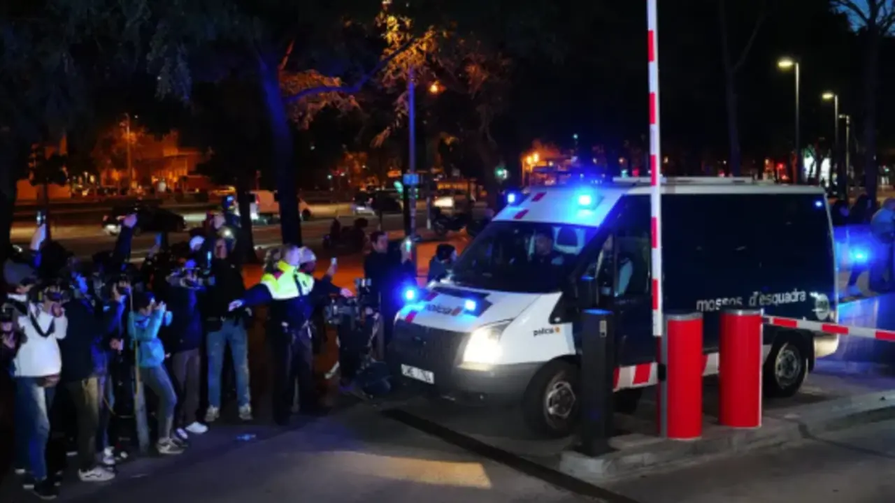 Dani Alves sale de los calabozos de la Ciudad de la Justicia hacia la c&aacute;rcel Brians 1 este s&aacute;bado. EFE/ Quique Garc&iacute;a