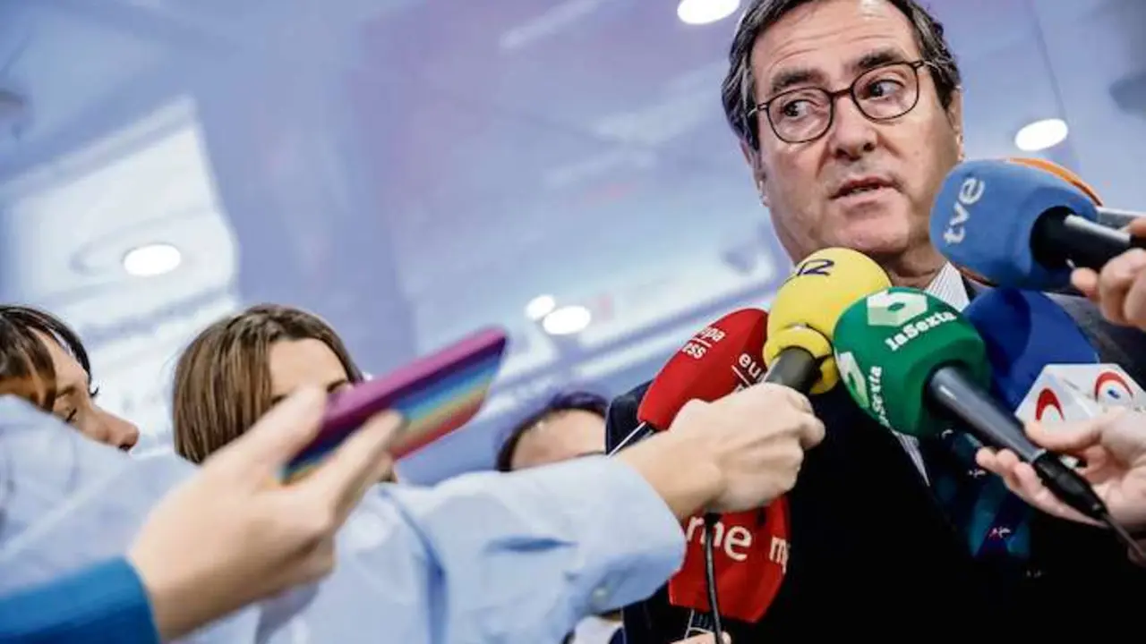 El presidente de CEOE, Antonio Garamendi, ofrece declaraciones a los medios durante el encuentro empresarial 'M&eacute;xico y Espa&ntilde;a, una apuesta de futuro', en la sede de CEOE, a 16 de enero de 2023, en Madrid (Espa&ntilde;a). Los pr&oacute;ximos d&iacute;as 16, 17 y 18 de enero, una delegaci&oacute;n empresarial mexicana, encabezada por los m&aacute;ximos representantes de las organizaciones empresariales del pa&iacute;s, visita Espa&ntilde;a para participar en este encuentro, entre otras actividades. El acto constituye una oportunidad para analizar de primera mano la realidad econ&oacute;mica y empresarial de M&eacute;xico, as&iacute; como supone el mejor de los escenarios para identificar oportunidades de inversi&oacute;n para las empresas espa&ntilde;olas.
16 ENERO 2023;EMPRESARIAL;M&Eacute;XICO;ESPA&Ntilde;A;EMPRESARIOS
Carlos Luj&aacute;n / Europa Press
16/1/2023