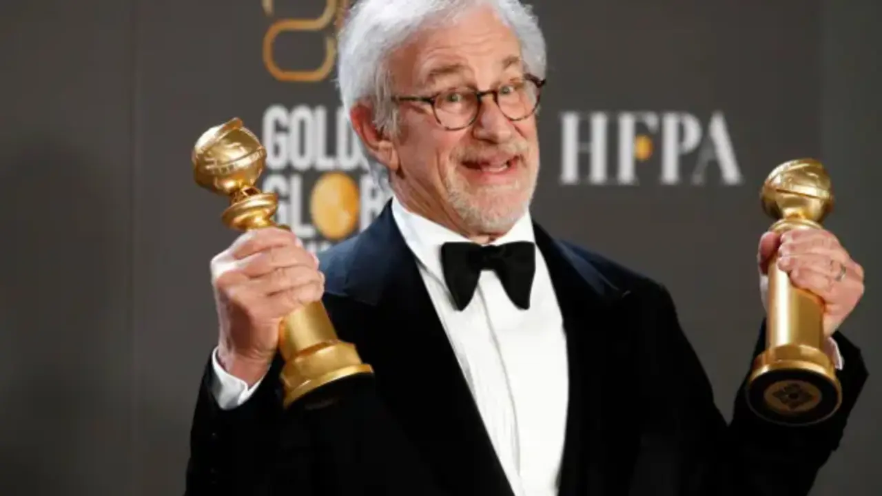 El director estadounidense Steven Spielberg posa con los premios a Mejor Director de Pel&iacute;cula y Mejor Pel&iacute;cula de Drama durante la 80&ordf; entrega anual de los Globos de Oro, este 10 de enero de 2023. EFE/EPA/Caroline Brehman