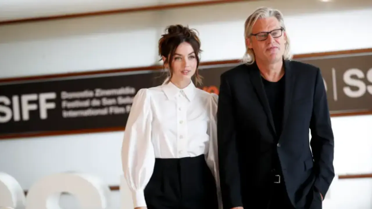 Foto de archivo del realizador Andrew Dominik (d), junto a la actriz Ana de Armas. EFE/Juan Herrero.