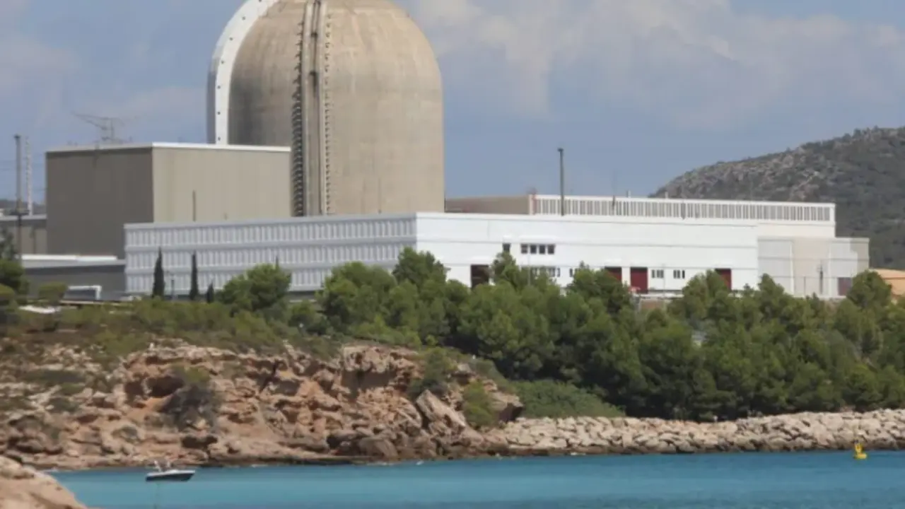 Vista desde la playa de la Almadraba de la central nuclear de Vandell&ograve;s (Tarragona), en una fotograf&iacute;a de archivo. EFE / Jaume Sellart