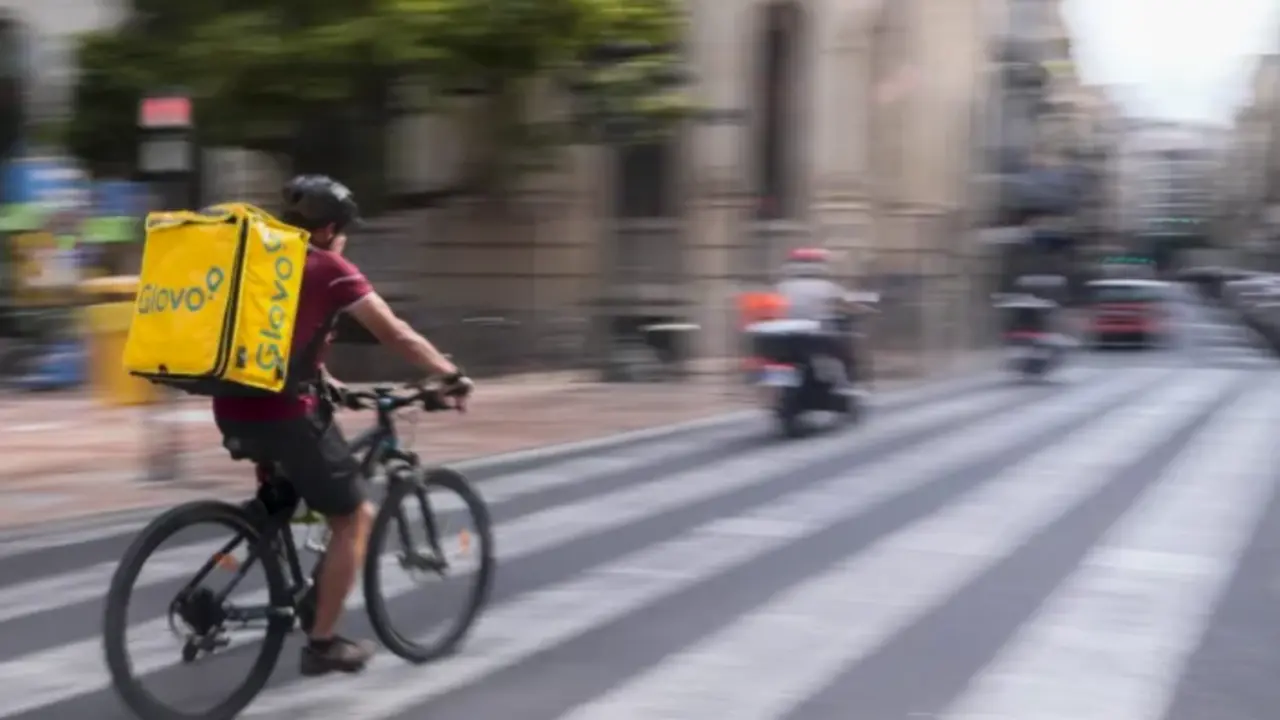 Un repartidor de Glovo, en las calles de Valencia, en una imagen de archivo. EFE / Juan Carlos C&aacute;rdenas