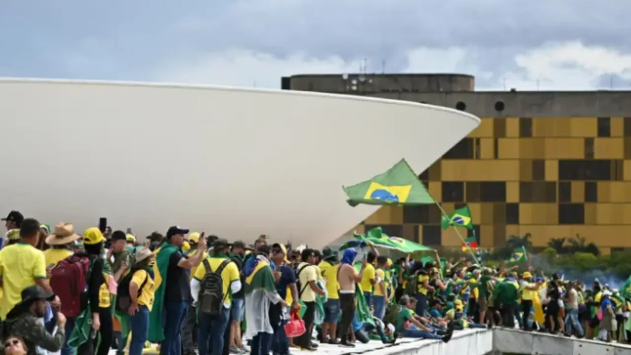 Manifestantes bolsonaritas durante el asalto al Congreso, el Tribunal Federal y el Palacio del Planalto, sede de la Presidencia de la Rep&uacute;blica, en Brasilia (Brasil), el pasado 8 de enero. EFE/Andr&eacute; Borges