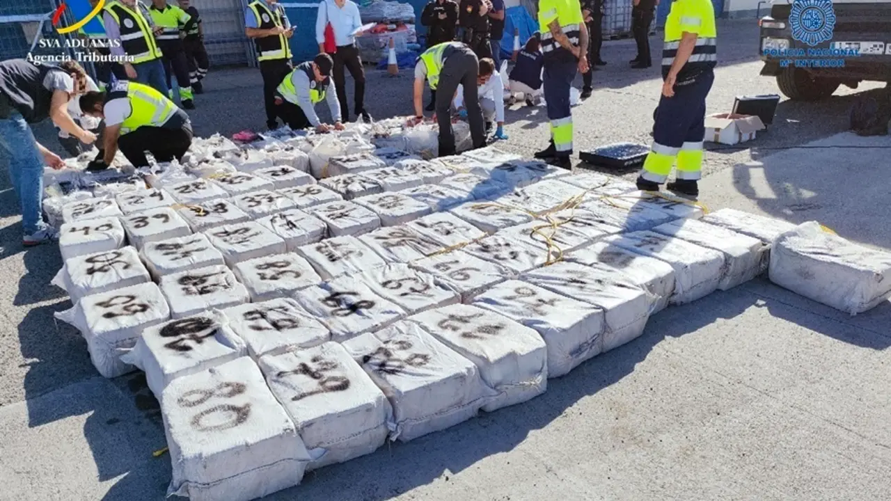 Droga intervenida por Polic&iacute;a Nacional y Agencia Tributaria de un velero que navegaba rumbo a Canarias - AGENCIA TRIBUTARIA