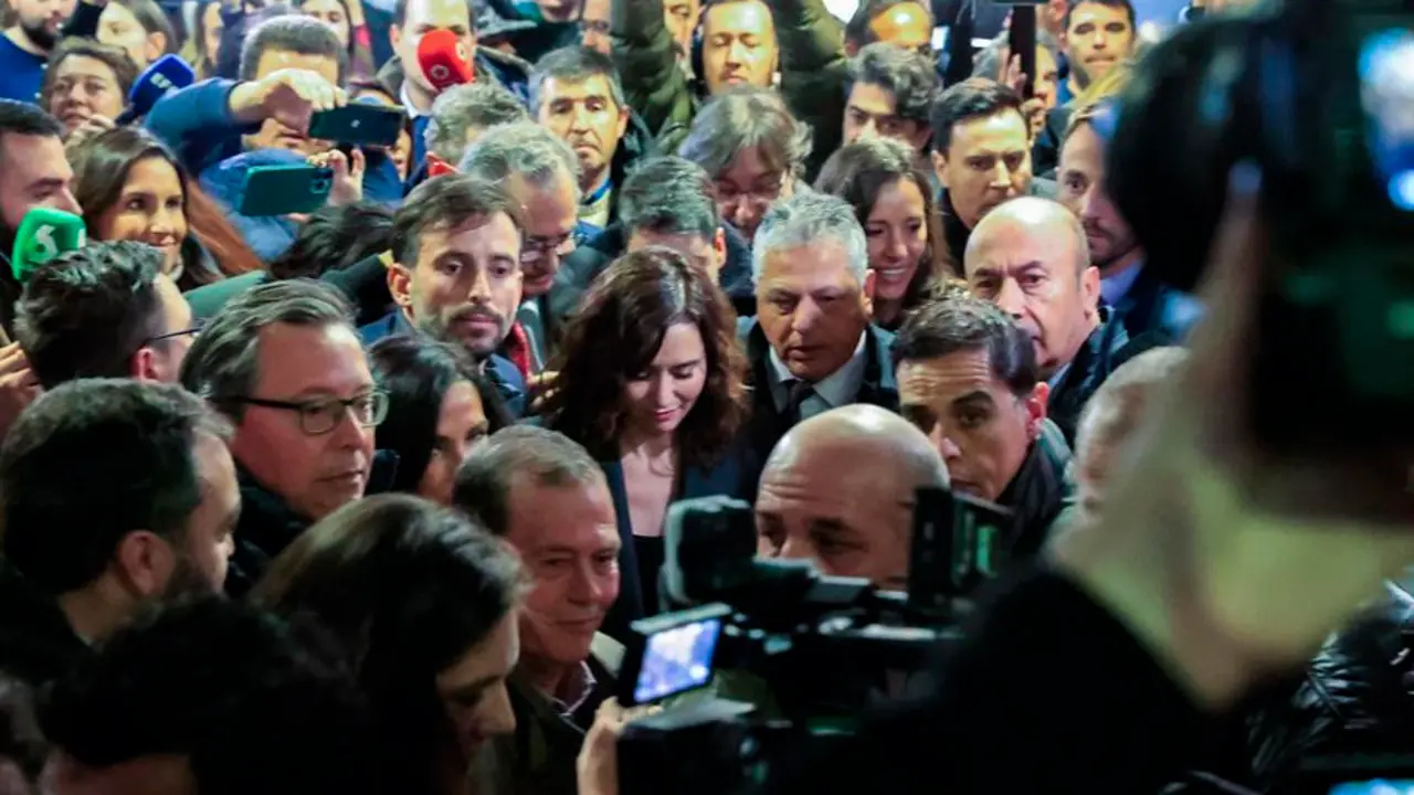 La presidenta madrile&ntilde;a, Isabel D&iacute;az Ayuso, rodeada de periodistas abandona la facultad de Ciencias de la Informaci&oacute;n de la Universidad Complutense de Madrid. EFE / Zipi Arag&oacute;n