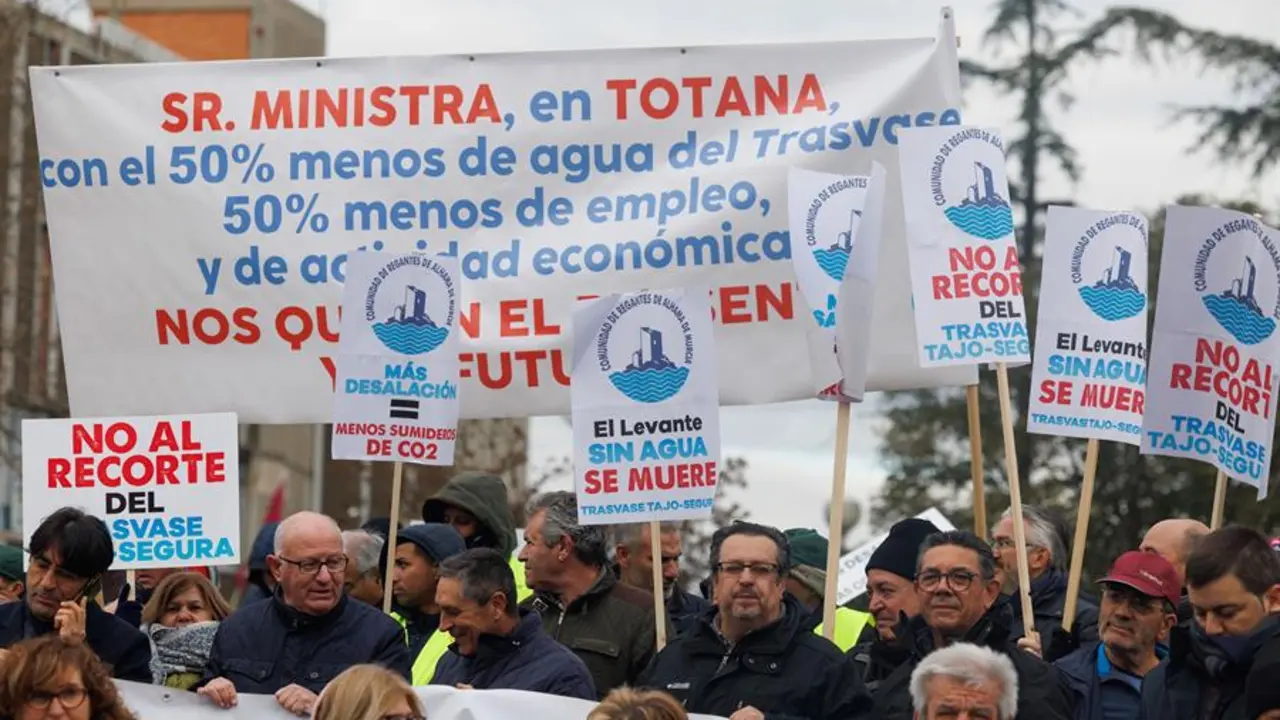 Los regantes del Levante espa&ntilde;ol este martes una nueva protesta, esta vez frente al Palacio de La Moncloa en Madrid. EFE / Sergio P&eacute;rez