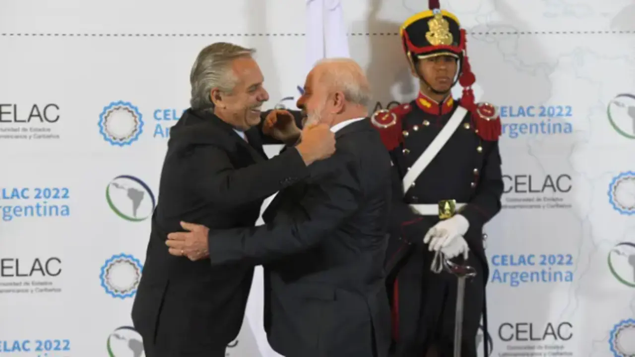 El presidente de Argentina, Alberto Fern&aacute;ndez (i), saluda al presidente de Brasil, Luiz In&aacute;cio Lula da Silva, durante la VII Cumbre de la Comunidad de Estados Latinoamericanos y Caribe&ntilde;os (Celac). EFE / Enrique Garc&iacute;a Medina
