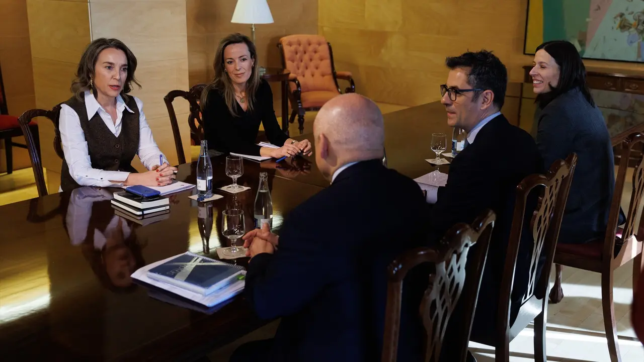 La portavoz del Grupo Parlamentario Popular, Cuca Gamarra (1i), se re&uacute;ne con el ministro de la Presidencia, Relaciones con las Cortes y Memoria Democr&aacute;tica, F&eacute;lix Bola&ntilde;os (2d), en el Congreso de los Diputados. E.P. / Eduardo Parra