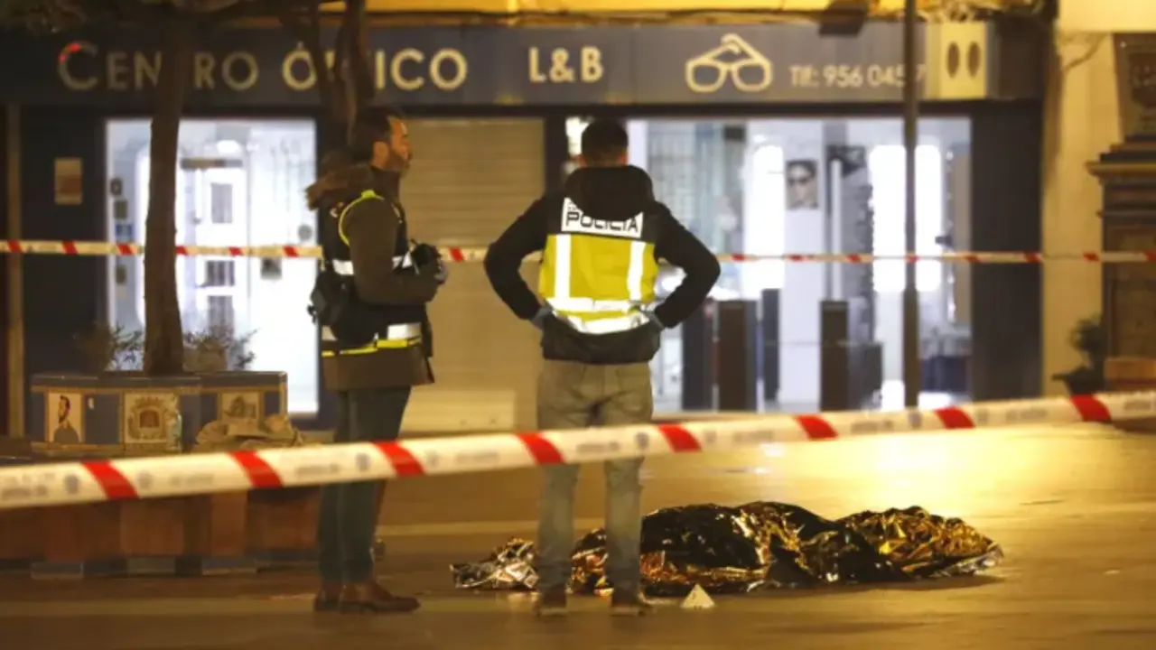 Una persona yace bajo una manta t&eacute;rmica la Plaza Alta de Algeciras tras irrumpir un hombre en una iglesia y apu&ntilde;alar mortalmente al sacrist&aacute;n. EFE/A.Carrasco Ragel