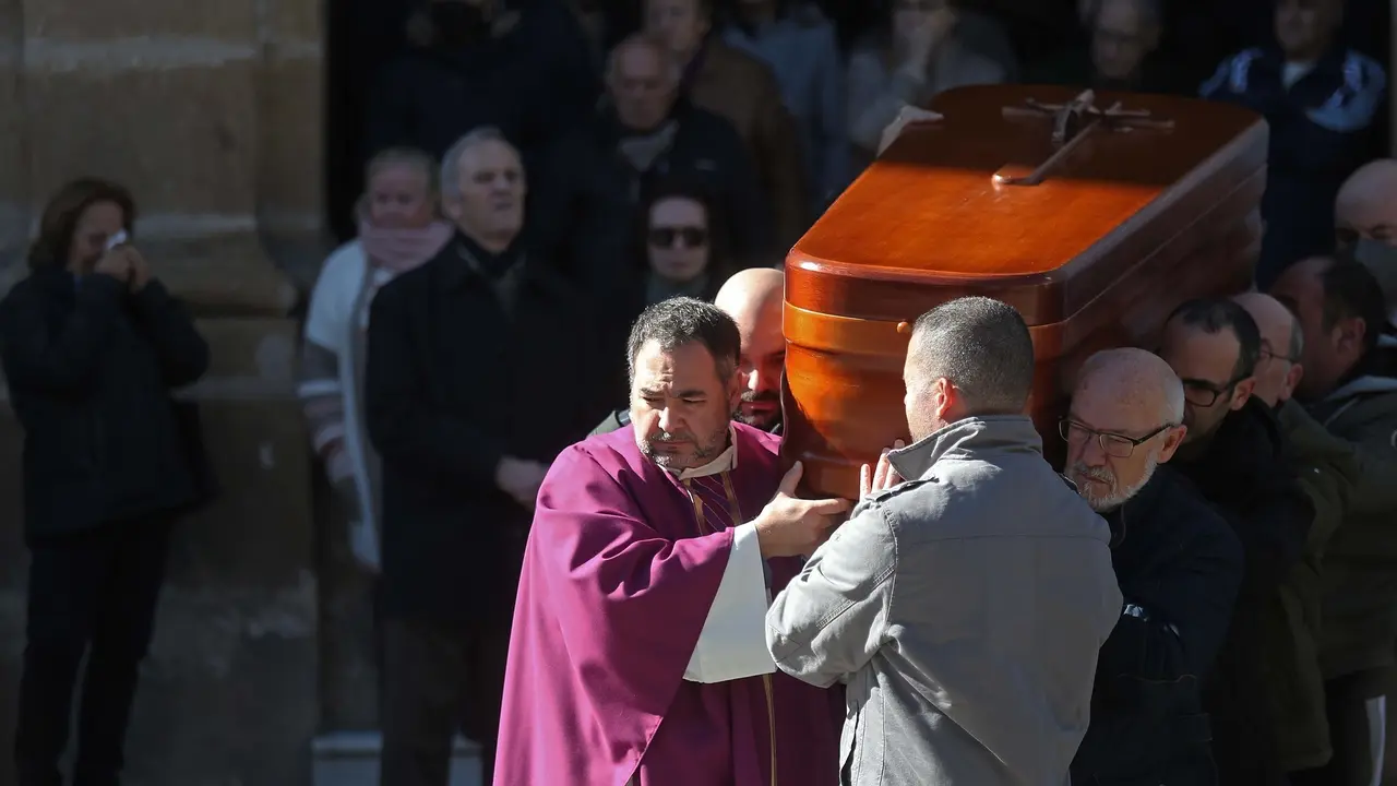 El f&eacute;retro del sacrist&aacute;n Diego Valencia sale a hombros de la Iglesia de La Palma, en Algeciras (C&aacute;diz), tras la misa funeral. E.P. / Nono Rico