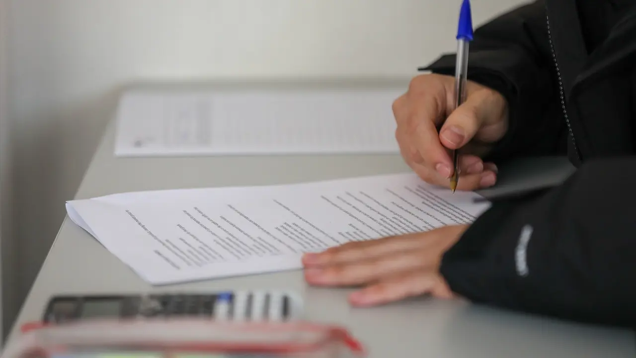 Un alumno mientras realiza un examen. E.P. / Marta Fern&aacute;ndez