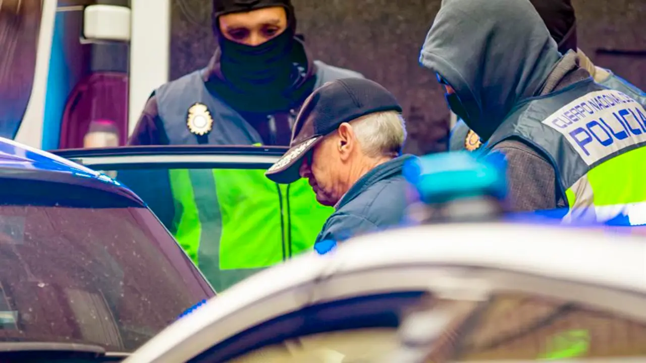 Imagen del registro de la Polic&iacute;a Nacional en la casa del detenido en Miranda de Ebro (Burgos). EFE / Santi Otero