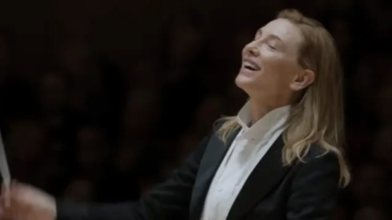 Fotograma de la actriz Cate Banchet en el papel protagonista de una directora de orquesta en la pel&iacute;cula "TAR". La cartelera en Espa&ntilde;a se llena el viernes 26 de pel&iacute;culas candidatas a los &Oacute;scar, como "TAR", de Todd Field. EFE/ Universal Pictures / Florian Hoffmeister