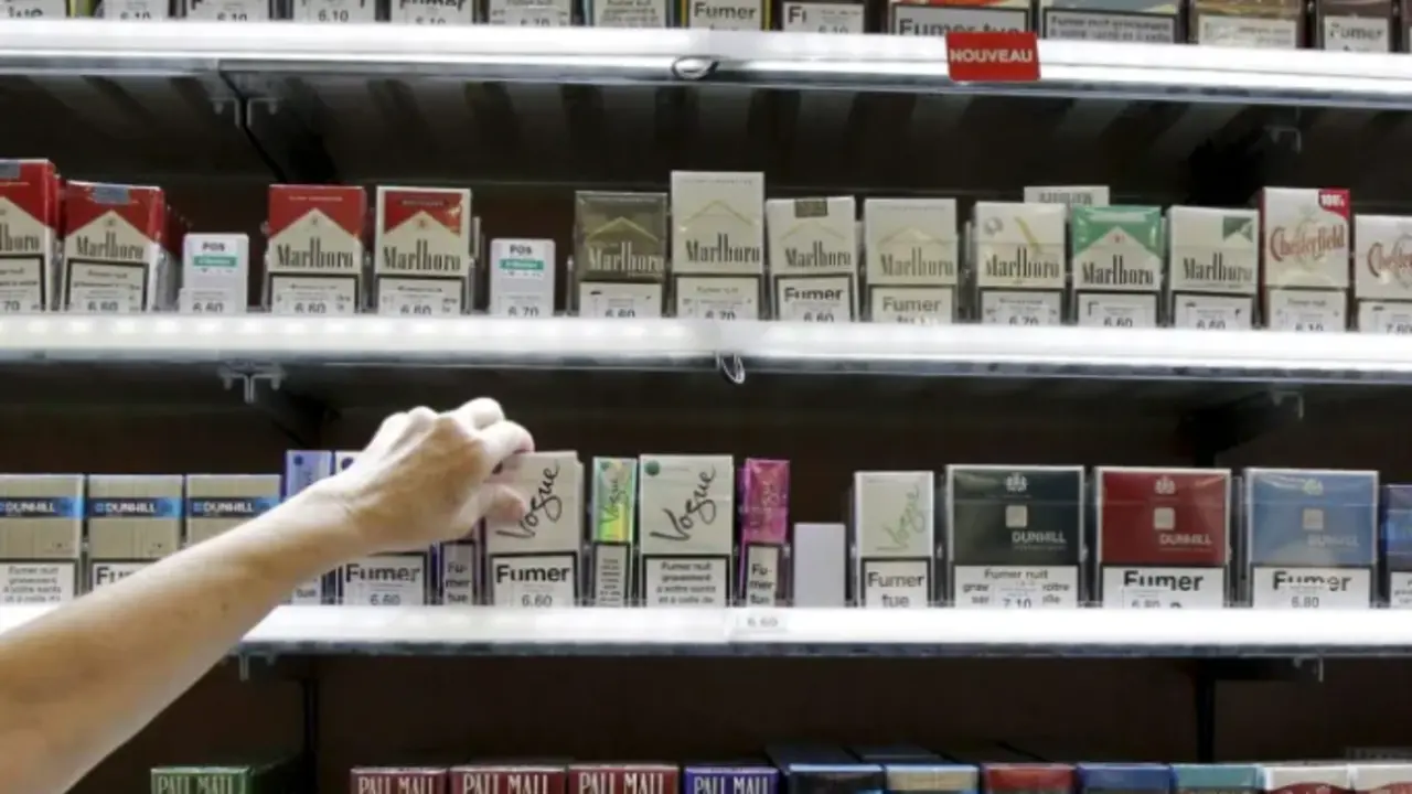 Paquetes de cigarrillos en un estanco. EFE / Guillaume Horcajuelo