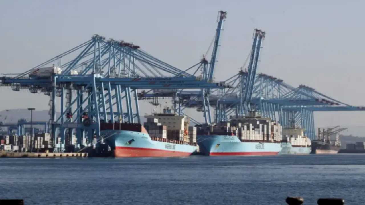 La terminal de Maersk en el puerto de Algeciras (C&aacute;diz). EFE / A.Carrasco Ragel