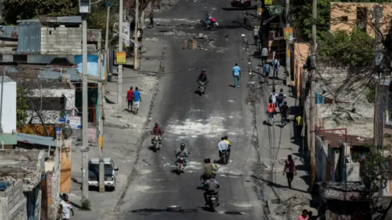 Personas caminan por una calle con bloqueos en el marco de las protestas, el 26 de enero de 2023, en Puerto Pr&iacute;ncipe (Hait&iacute;). EFE/Johnson Sabin