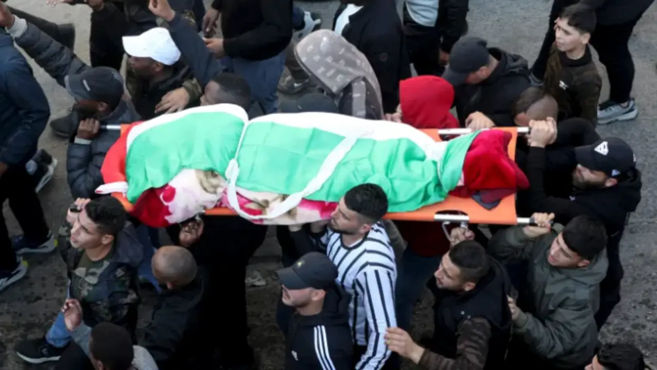 Funeral de uno de los palestinos fallecidos en los enfrentamientos. EFE / Alaa Badarneh