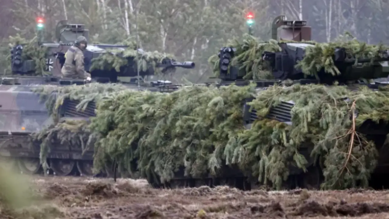 Tanques del Ej&eacute;rcito alem&aacute;n, este jueves. EFE / Hannibal Hanckschke
