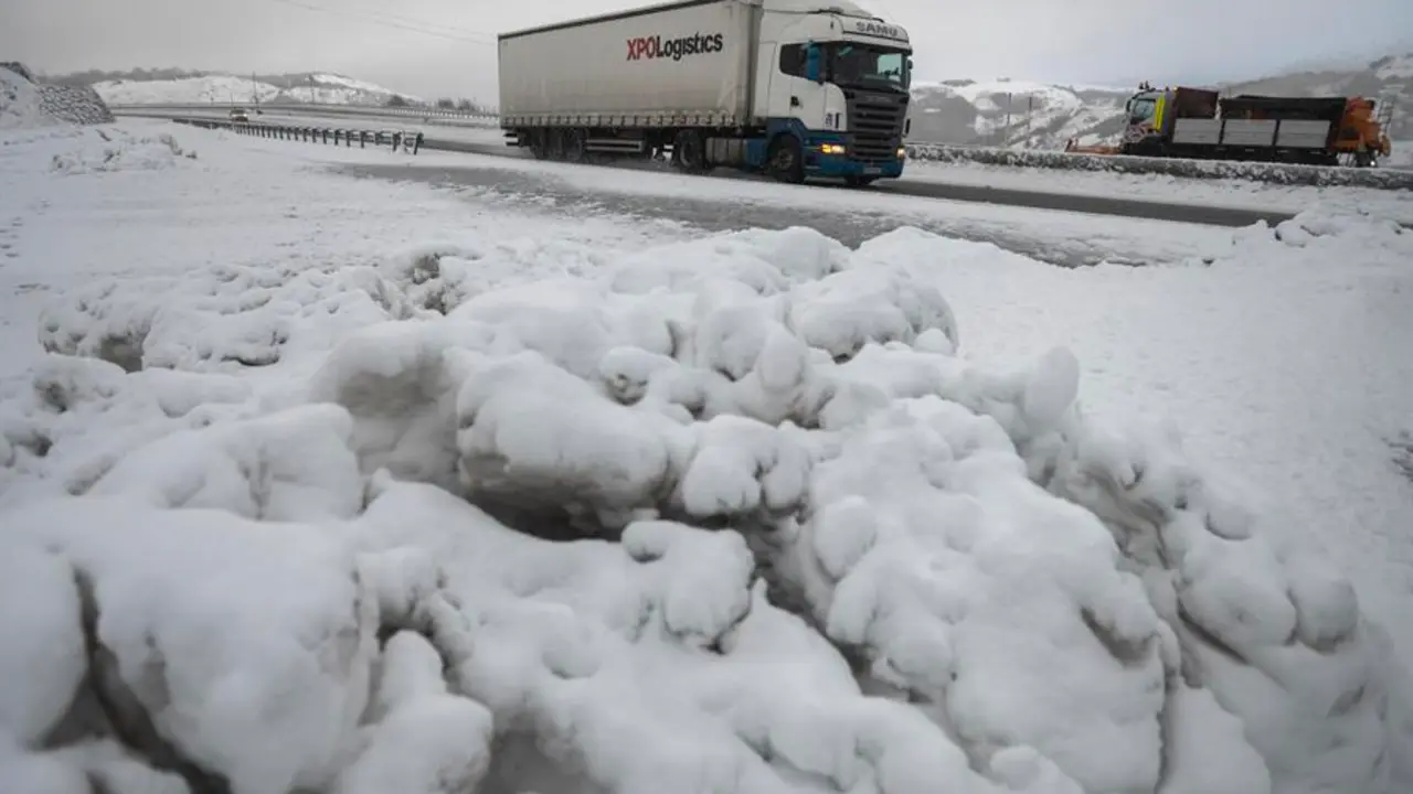 Un cami&oacute;n circula por la autov&iacute;a de la Meseta A-67, este viernes, que ha permanecido cerrada por causa de la nieve para camiones entre las cinco y las diez de esta ma&ntilde;ana obligando a embolsar m&aacute;s de 200 veh&iacute;culos en Arenas de Igu&ntilde;a y en Campoo. EFE/Pedro Puente Hoyos