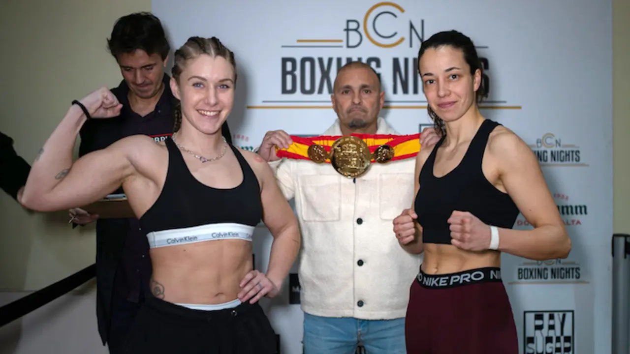 Marian Herrer&iacute;a y Karla M&eacute;rida tras superar ayer el tr&aacute;mite de la b&aacute;scula en Barcelona, donde hoy ser&aacute; el combate.