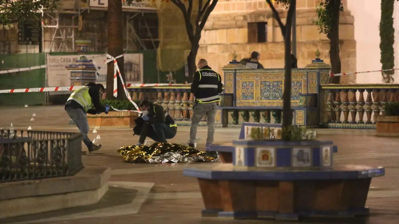 Efectivos sanitarios y policiales cubren el cad&aacute;ver del sacrist&aacute;n fallecido en un ataque a diferentes iglesias, el pasado 25 de enero. E.P. / Nono Rico