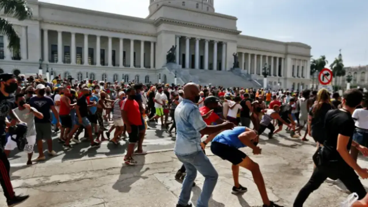 Personas se manifiestan frente al Capitolio de La Habana (Cuba), el 11 de julio de 2021. EFE / Ernesto Mastrascusa