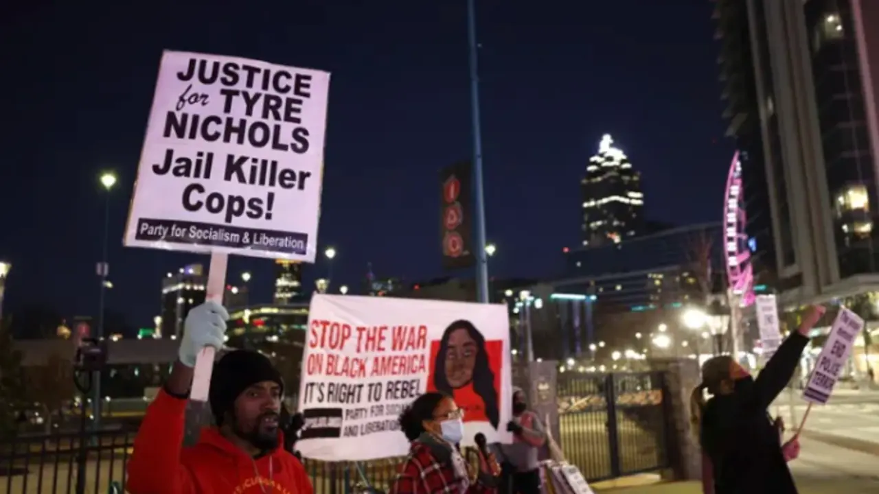 La gente se re&uacute;ne para protestar tras la difusi&oacute;n de un video que muestra el encuentro a principios de este mes entre Tyre Nichols, de 29 a&ntilde;os, y cinco polic&iacute;as de Memphis, EE.UU. EFE / ERIK LESSER