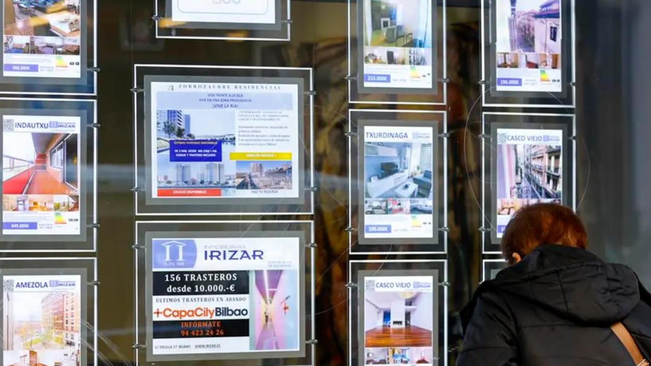 Una mujer observa en una inmobiliaria la oferta de viviendas. / Luis Tejido