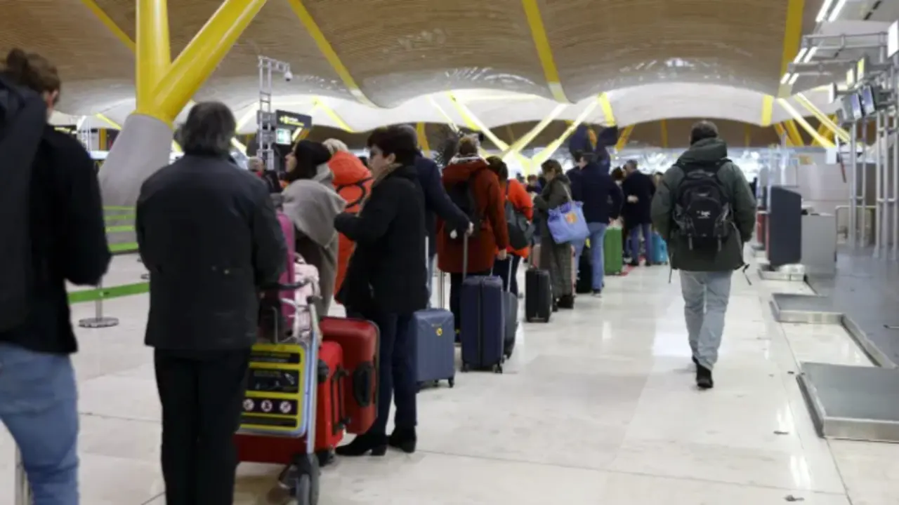Varias personas hacen cola para facturar tras el fallo de conectividad en los sistemas de Iberia. EFE / Rodrigo Jim&eacute;nez