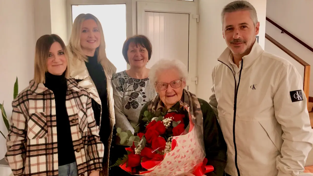 Manolita recibiendo el reconocimiento de su familia.