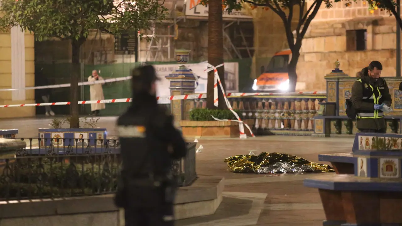 Efectivos sanitarios y policiales cubren el cad&aacute;ver del sacrist&aacute;n fallecido en un ataque a diferentes iglesias el pasado mi&eacute;rcoles. E.P. / Nono Rico