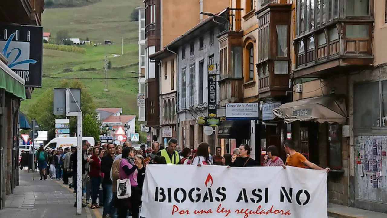 Manifestaci&oacute;n contra la instalaci&oacute;n de la planta de biog&aacute;s. / A. del Saja