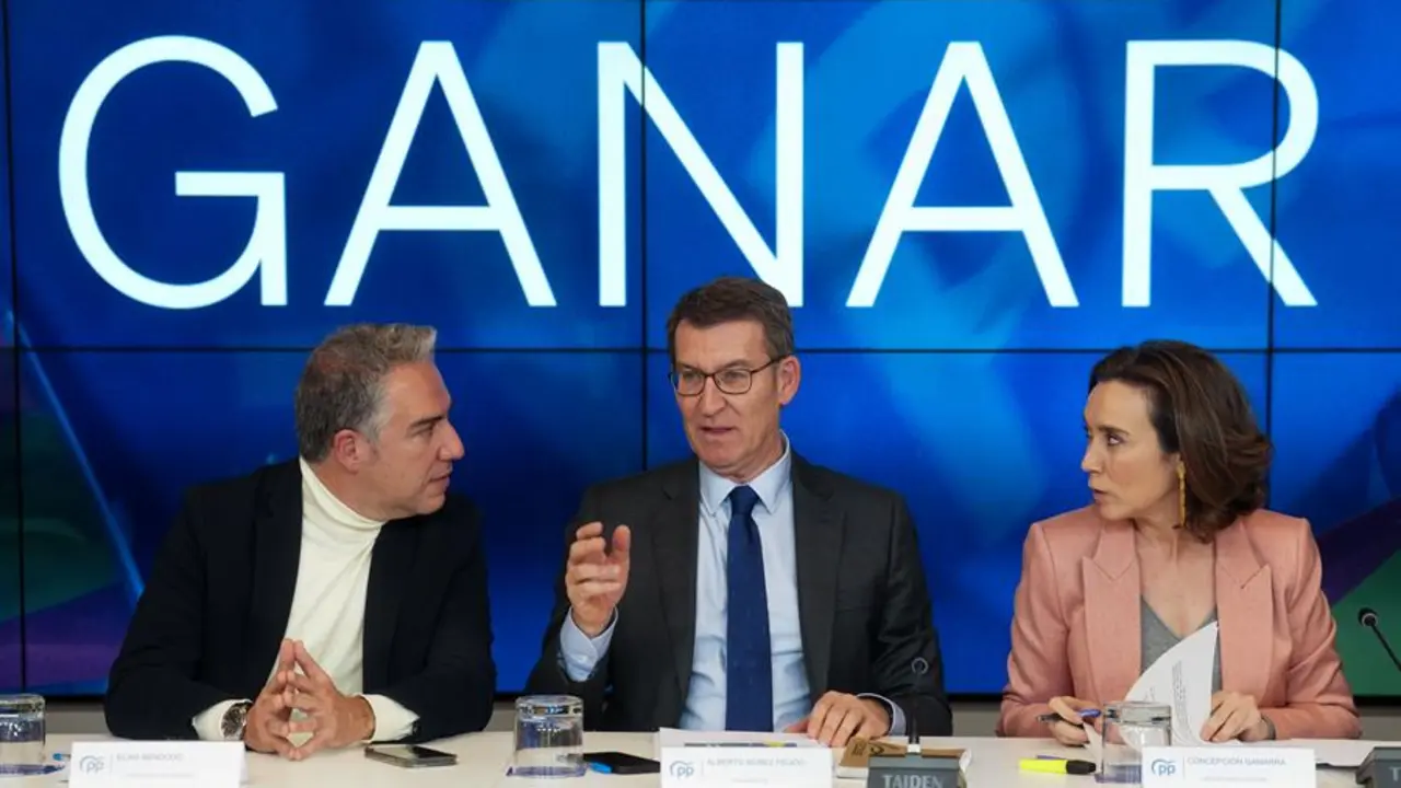 El l&iacute;der del PP, Alberto N&uacute;&ntilde;ez Feij&oacute;o (c), junto al coordinador general, Elias Bendodo (i) y la secretaria general, Cuca Gamarra (d) , durante la reuni&oacute;n del Comit&eacute; Ejecutivo Nacional del partido celebrada este lunes en Madrid. EFE/ Borja S&aacute;nchez Trillo