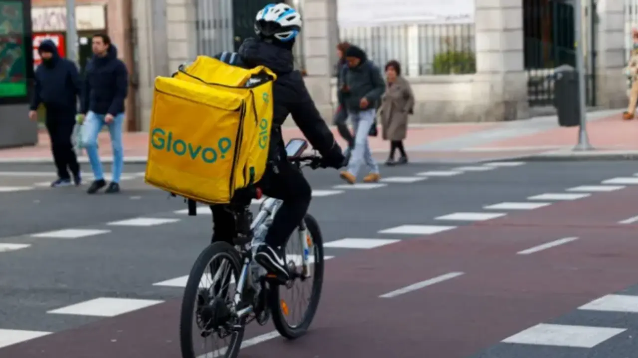 Un trabajador de la empresa Glovo. EFE / Mariscal